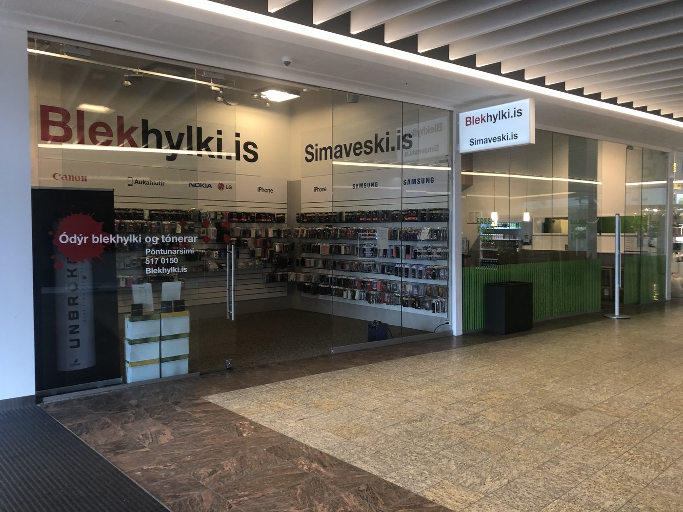 Appleviðgerðir í Smáralind — útsýni yfir verslunina